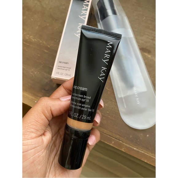 Mary Kay | CC Cream & Foundation Brush - Picture 2 of 14